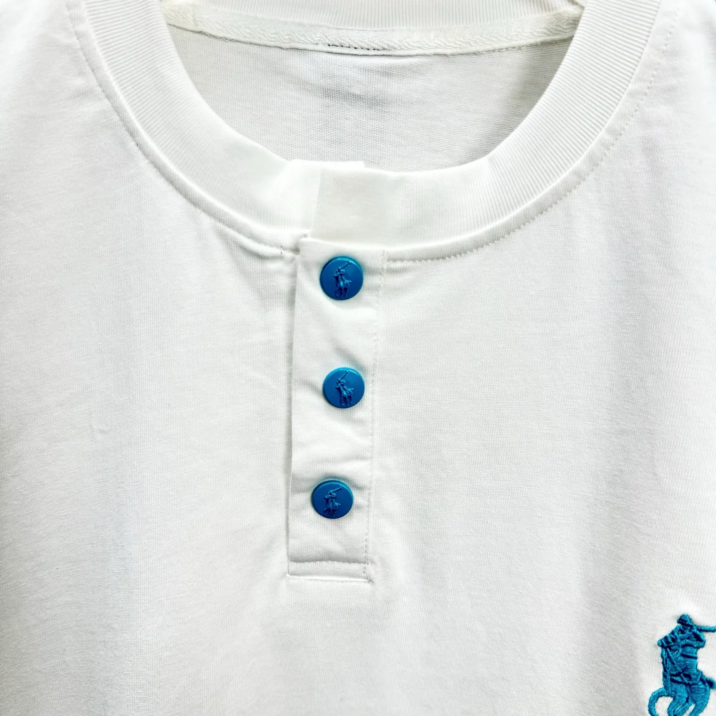 P190 POlO Ralph Lauren 25FW new spring and summer round neck T-shirt. It is made of heavy 320G double yarn combed cotton material. The upper body has a strong three-dimensional effect. It is embroidered with ten thousand needles embroidery patch ➕ ten thousand needles 🪡 embroidery process inkjet effect. ⚠️Washing method: The fabric is only dry-cleaned or wrapped in a laundry bag. Quick machine wash in cold water on the reverse side, let dry and then iron at medium temperature! Avoid vigorously wringing and machine washing from the front!  Size: S M L XL XXL Color: Black, White
